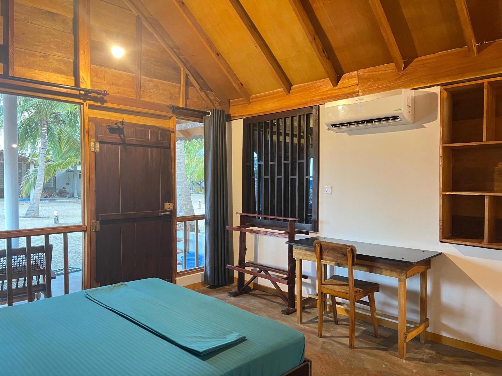 Sand Dune Beach Resort & Surf Camp Аругам Бей Екстериор снимка